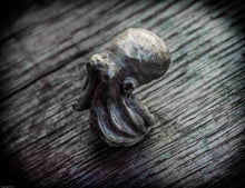 Carica l'immagine nel visualizzatore di Gallery, Anello polpo gigante argento 925 silver sterling octopus fish skull oxidized ring chevalier collection " Kraken "